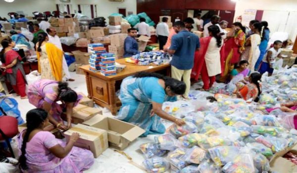 kerala-floods-iaf-aircraft-distributes-relief-materials-in-affected-areas