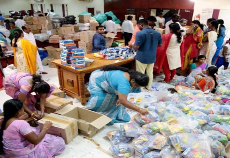 kerala-floods-iaf-aircraft-distributes-relief-materials-in-affected-areas